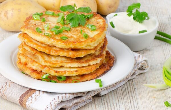 Rösti aux pommes de terre et à la citrouille avec fromage frais aux herbes et dessert aux pommes