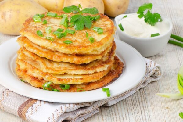 Rösti aux pommes de terre et à la citrouille avec fromage frais aux herbes et dessert aux pommes
