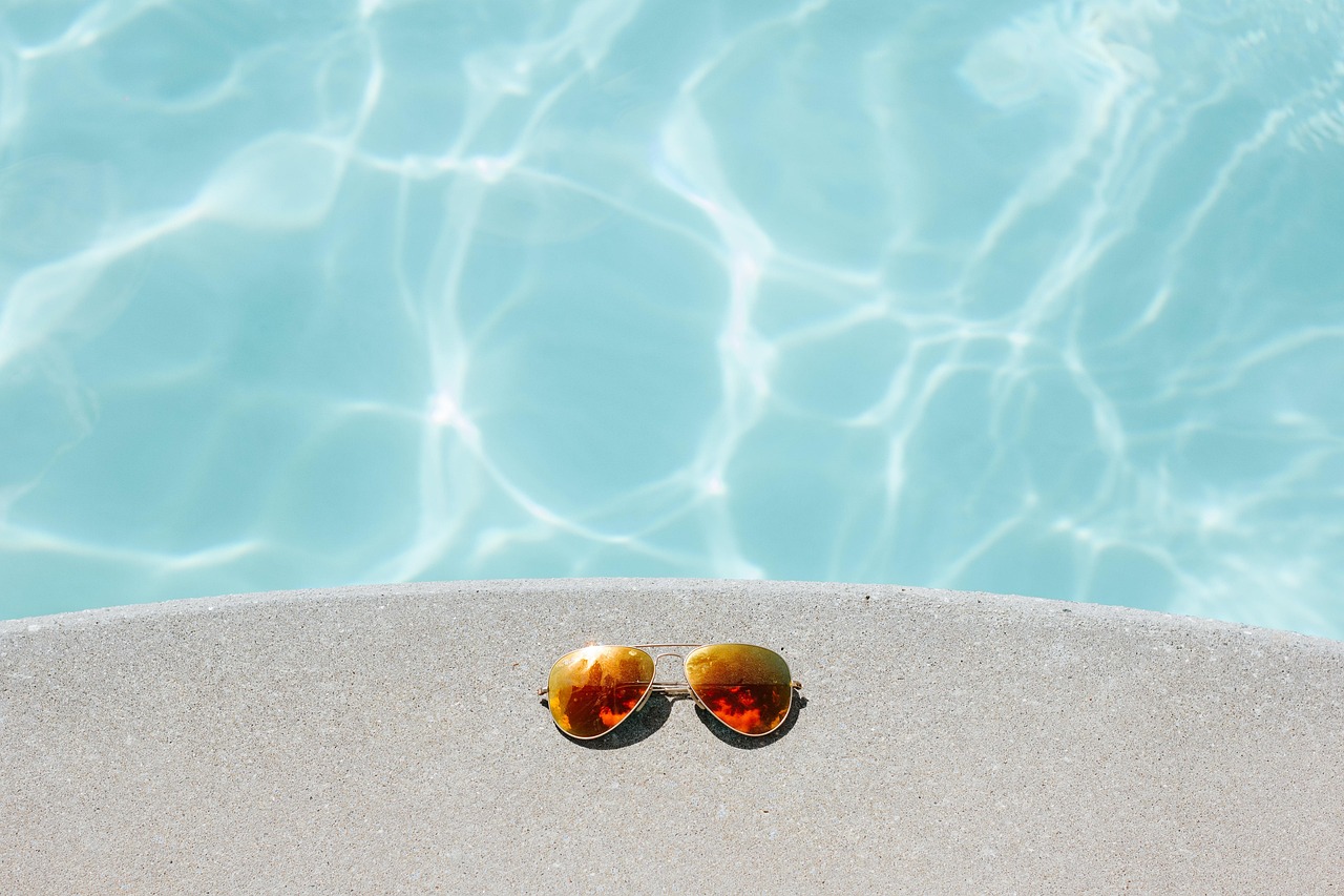 lunettes sous le soleil d'été, en bord de piscine